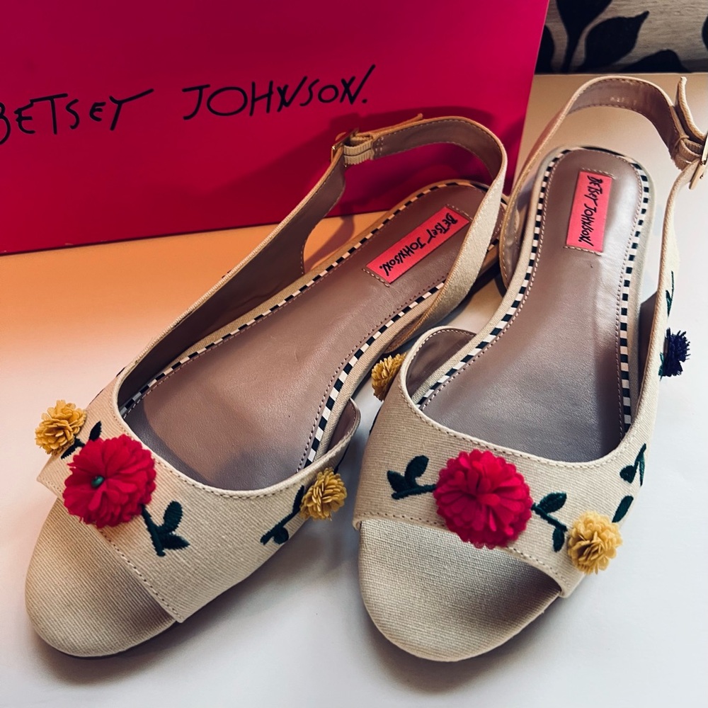NEW & RARE Betsey Johnson Eyrica Natural Canvas Floral Garden Party Flat Shoe - Picture 2 of 12